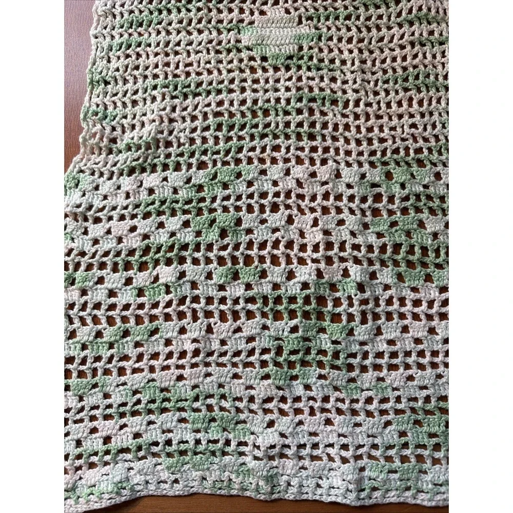 Vtg Crocheted‎ Dresser Scarf Mint Green 24